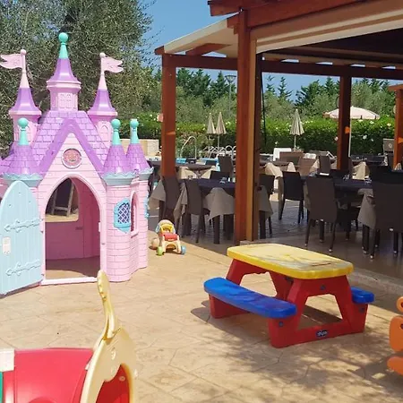 Charming House In With Shared Pool And Terrace 펜션