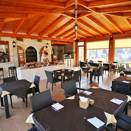 Charming House In With Shared Pool And Terrace 비에스테