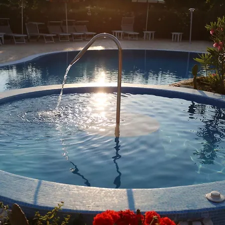 Дом отдыха Charming House In With Shared Pool And Terrace *